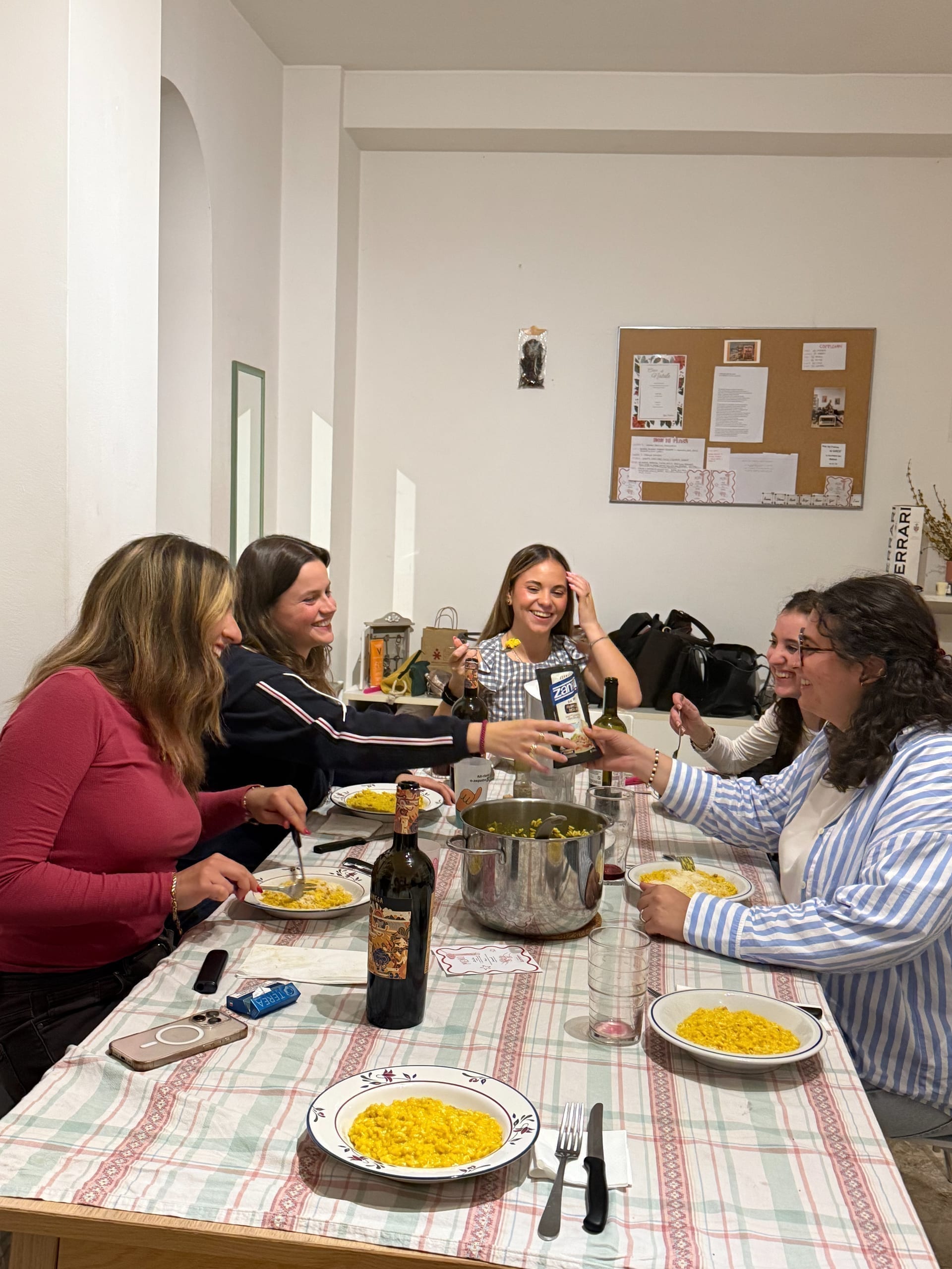 Studenti che condividono un pasto